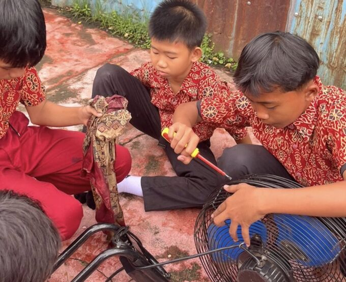 Menciptakan Kelas Bersih dan Nyaman Melalui Kegiatan Bersih-Bersih Kelas