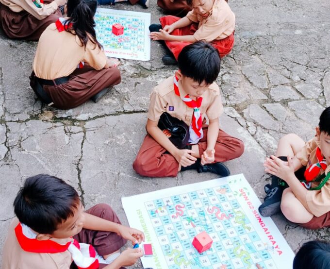 Program PACAK dan LIHAI Bernumerasi Melalui Media Ular Tangga Numerasi
